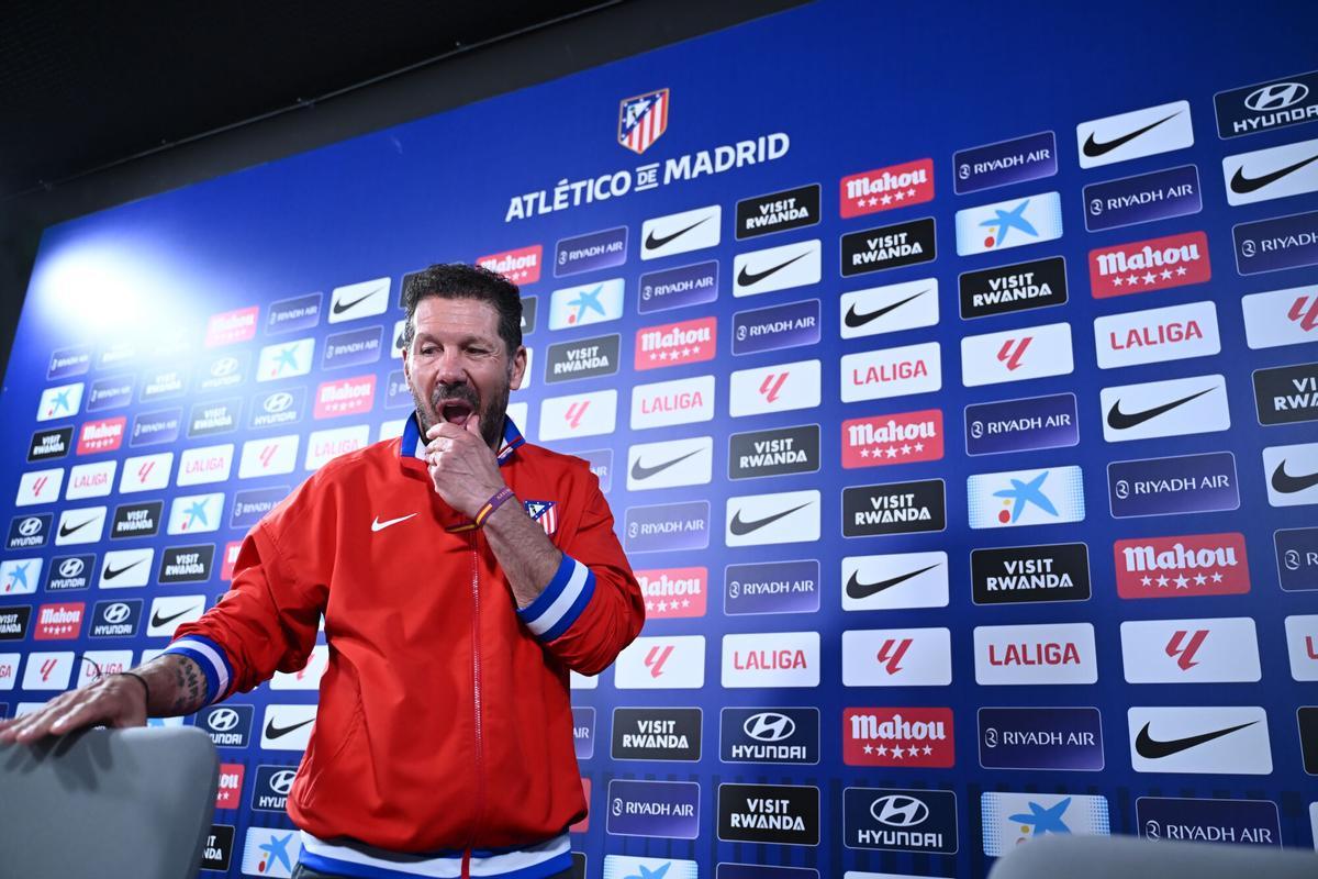 Diego Pablo Simeone habla ante los periodistas después del entrenamiento de este viernes en Majadahonda antes del Atlético-Barça.