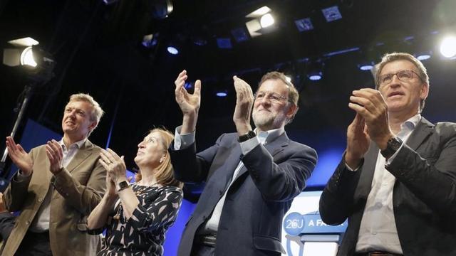 Rajoy, acompanado por el presidente de la Xunta, Alberto Nunez Feijoo  (derecha), Ana Pastor y el presidente del PP en Pontevedra  Alfonso Rueda, durante el mitin del PP en Pontevedra.