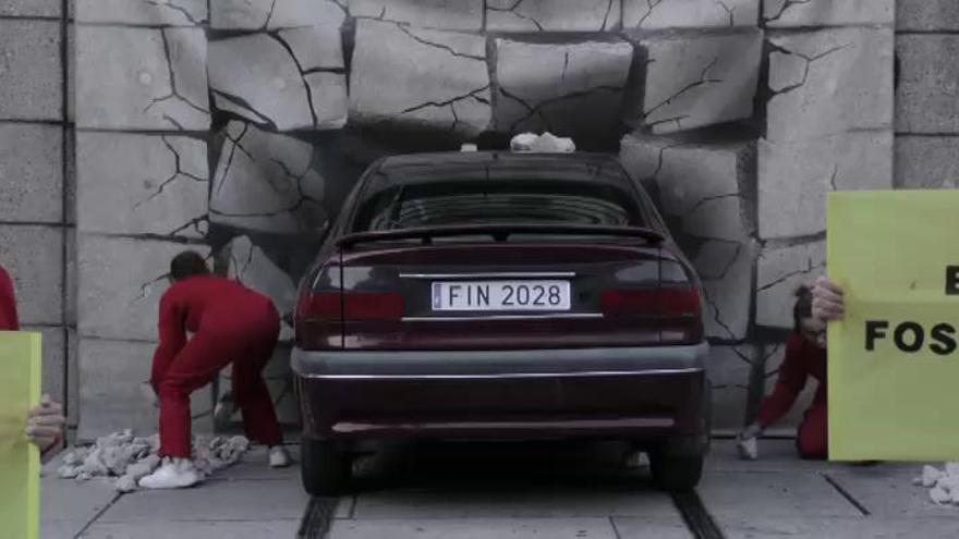 Greenpeace &#039;estrella&#039; un coche en el Reina Sofía para denunciar el calentamiento