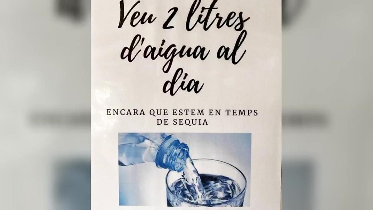 Cartel de la Generalitat que invita a beber 2 litros al día, en tiempos de sequía