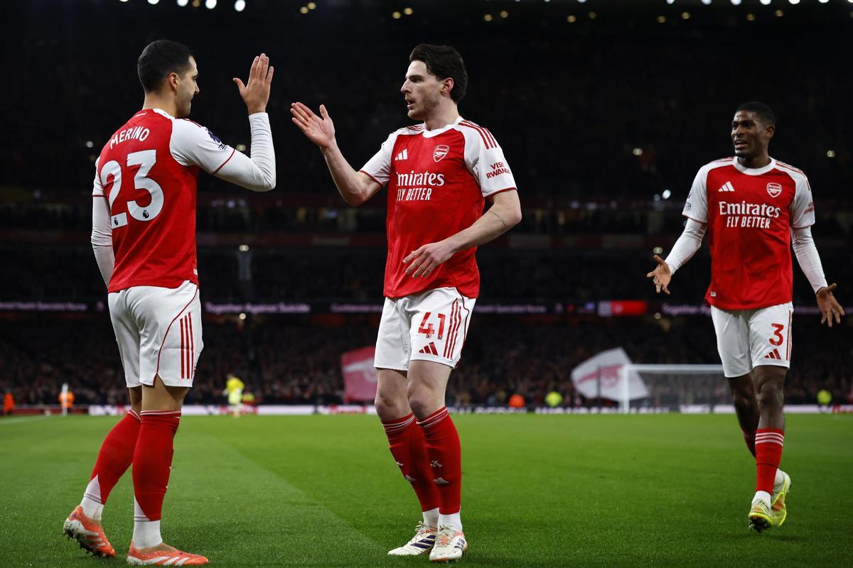 Mosquera (d) celebra junto a Mikel Merino (i) y Declan Rice (c) un gol del Arsenal.