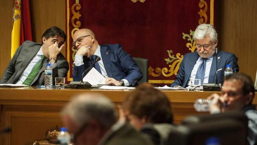 El presidente Baltar, con los vicepresidentes Jorge Pumar y Rosendo Fernández. // Brais Lorenzo