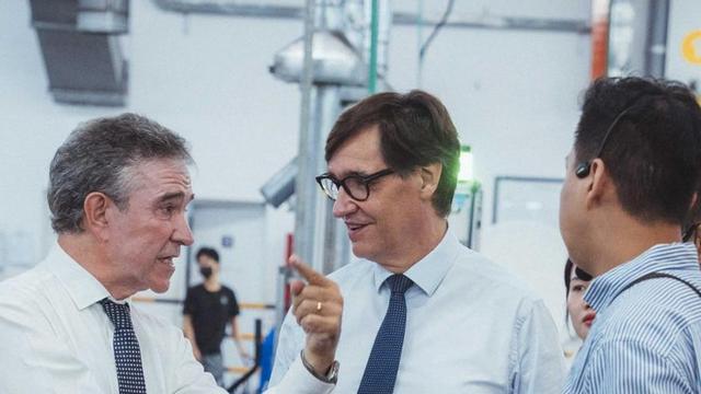 El president de la Generalitat, Salvador Illa, va visitar la planta de Relats a la ciutat vietnamita de Da Nang. |  ARNAU CARBONELL