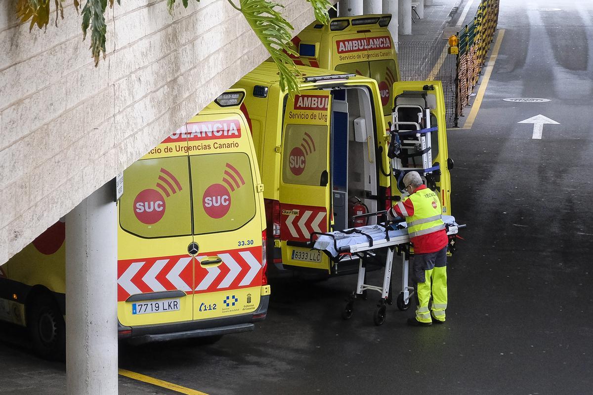 Ambulancias del SUC en el Hospital Doctor Negrín en una imagen de archivo.