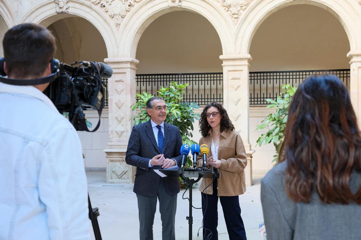 La presentación se llevaba a cabo en el mismo lugar que acogerá el evento: el Claustro de La Merced.