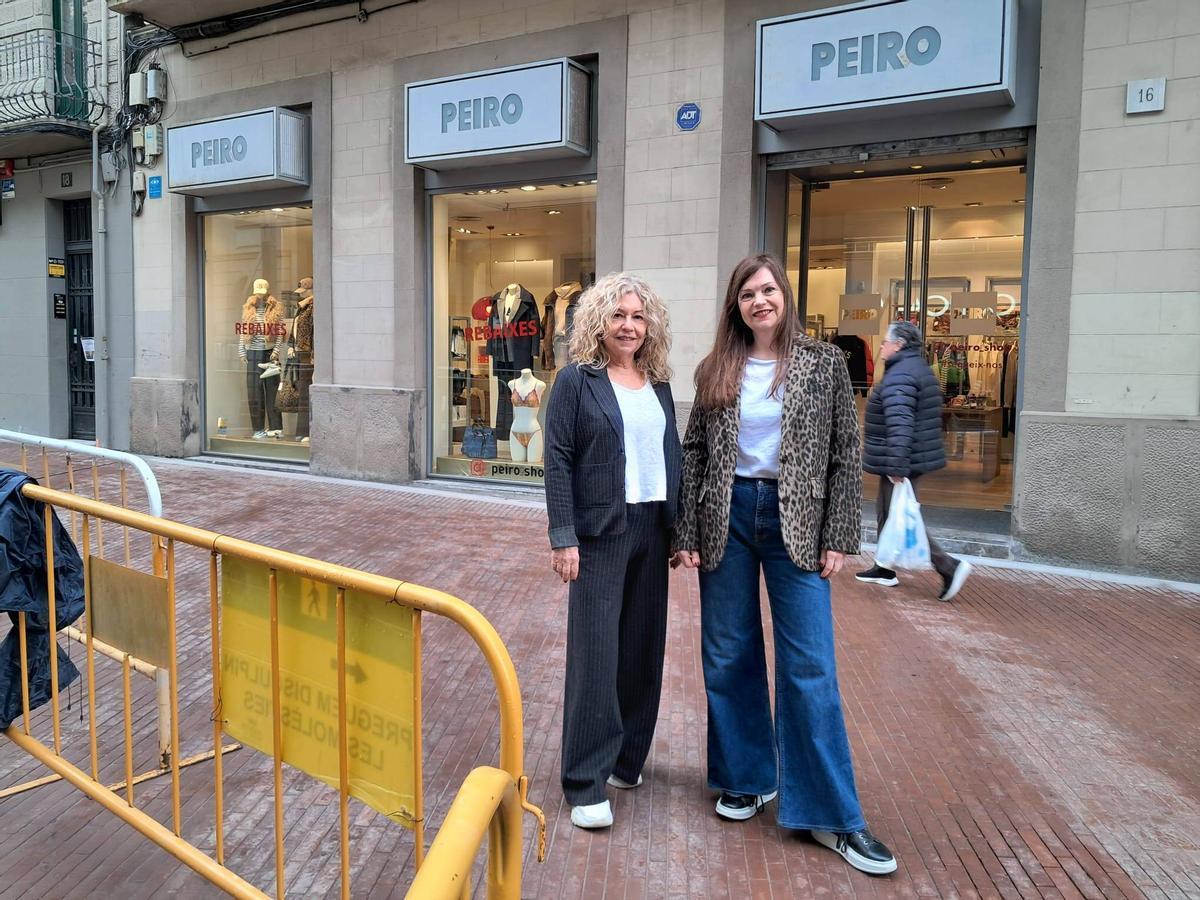 Les germanes Rosa i Elena Peiro davant del seu establiment al carrer d’Àngel Guimerà