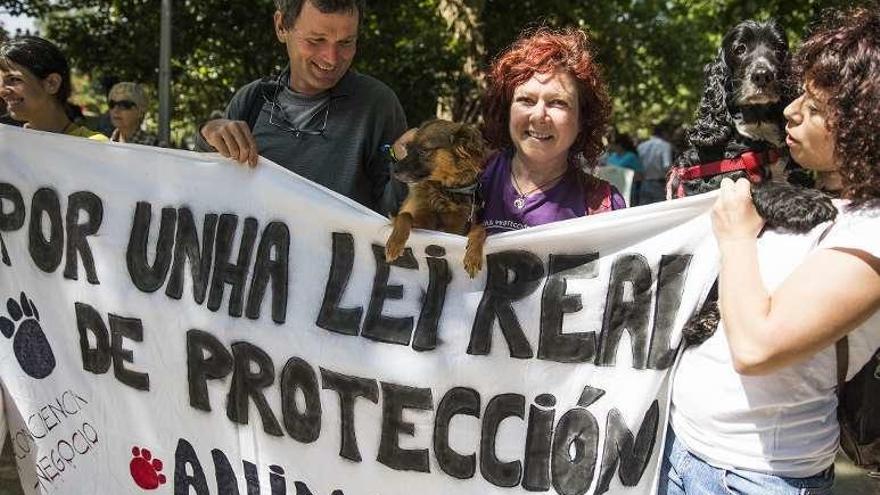 Manifestantes con sus mascotas, ayer en Santiago. // Óscar Corral