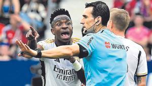 El colegiado Martínez Munuera, junto a VInicius, jugador del Real Madrid, en el partido del Sadar.