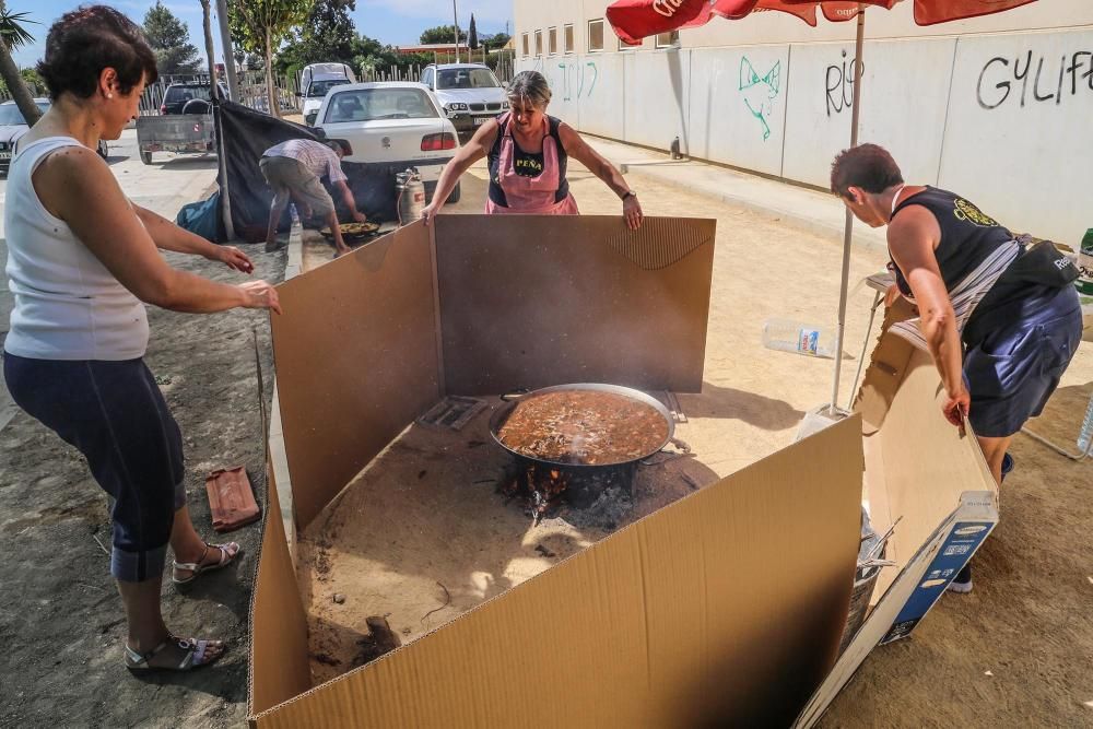 Los vecinos participan en el tercer concurso municipal de paellas