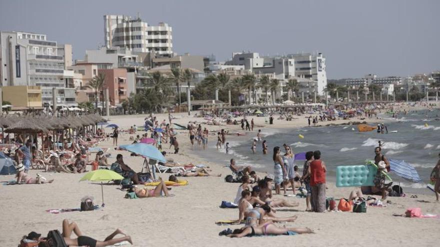 Turistas en Platja de Palma el pasado agosto.  | MANU MIELNIEZUK