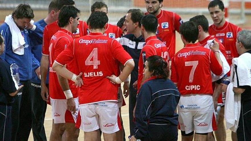 Quique Domínguez charla con sus jugadores durante un partido de la campaña anterior.