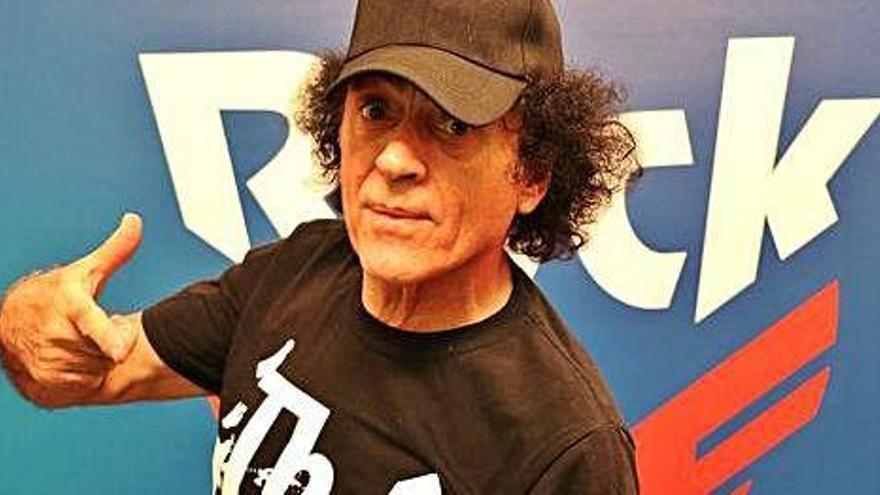 Mariskal Romero, pionero de la radio y prensa musical rockera en España, posa en la emisora Rock FM, donde tiene un programa.