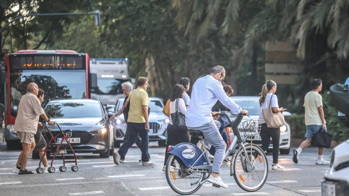 Concurrència de persones i cotxes en la Gran Via Marqués del Túria de València.