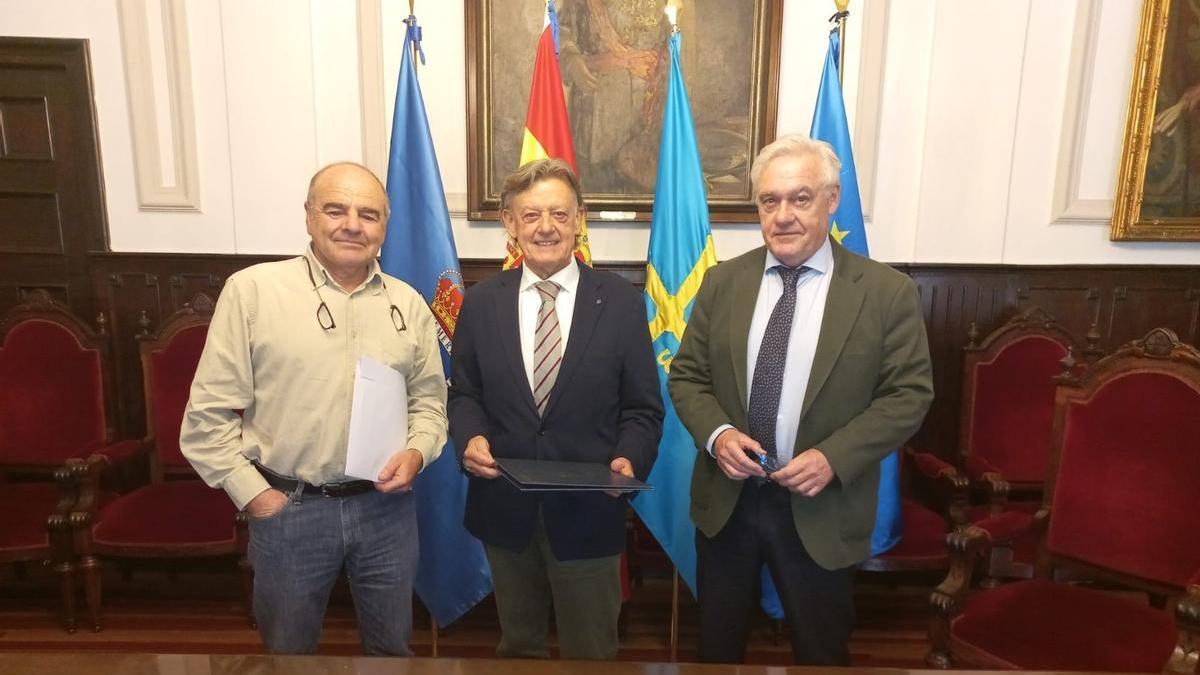 Por la izquierda; Belarmino Álvarez, José Ramón Prado y Francisco Franco.