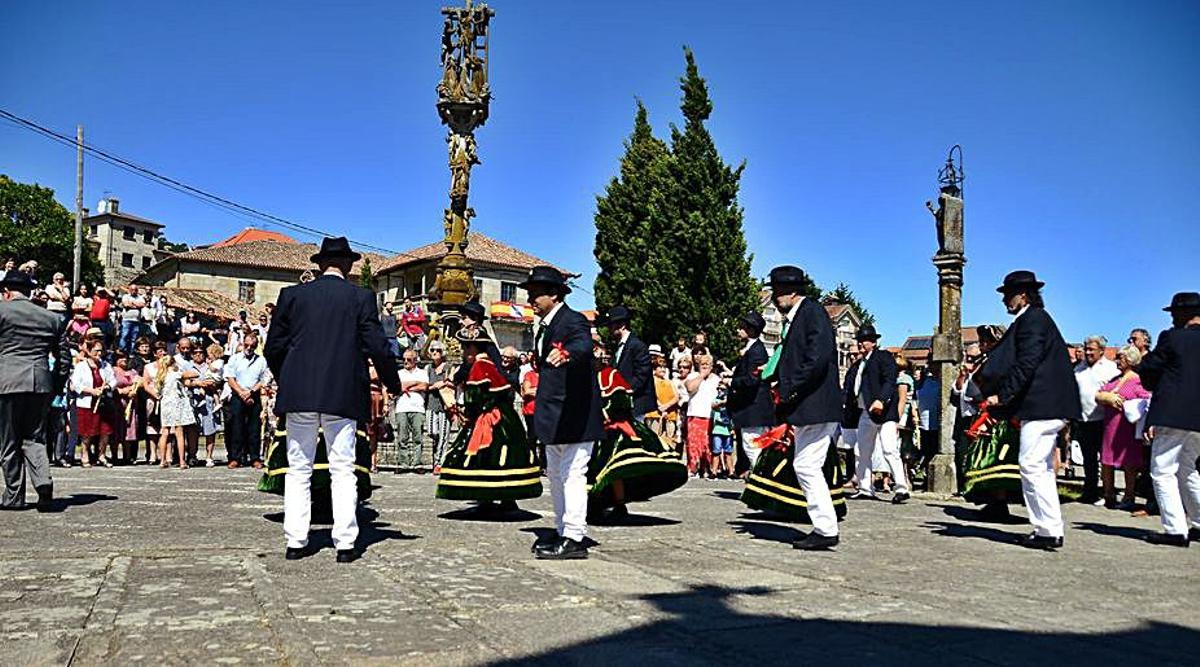 Familias de Meira en la Romería de Bronlle, que se celebra en verano en la carballeira propiedad de la Iglesia. | // GONZALO NÚÑEZ