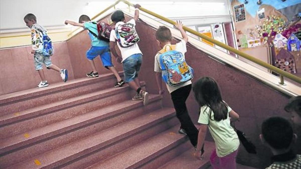 Un grupo de escolares se dirige a su aula en el primer día de clase en el colegio Josep Carner de Badalona.