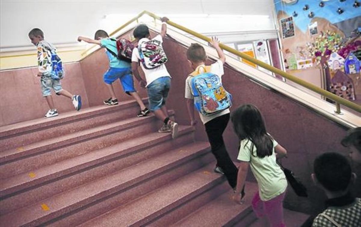 Un grupo de escolares se dirige a su aula en el primer día de clase en el colegio Josep Carner de Badalona.