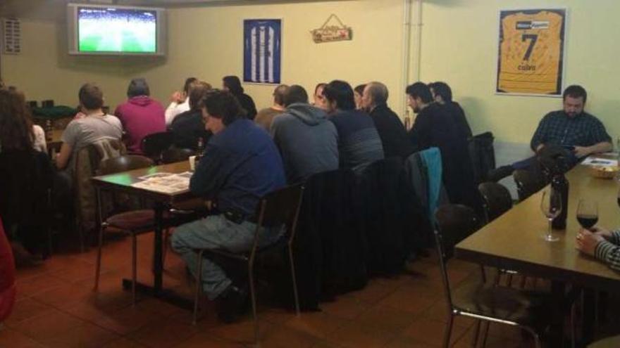 Un grupo de emigrantes en el centro gallego de Suiza. / l. o.