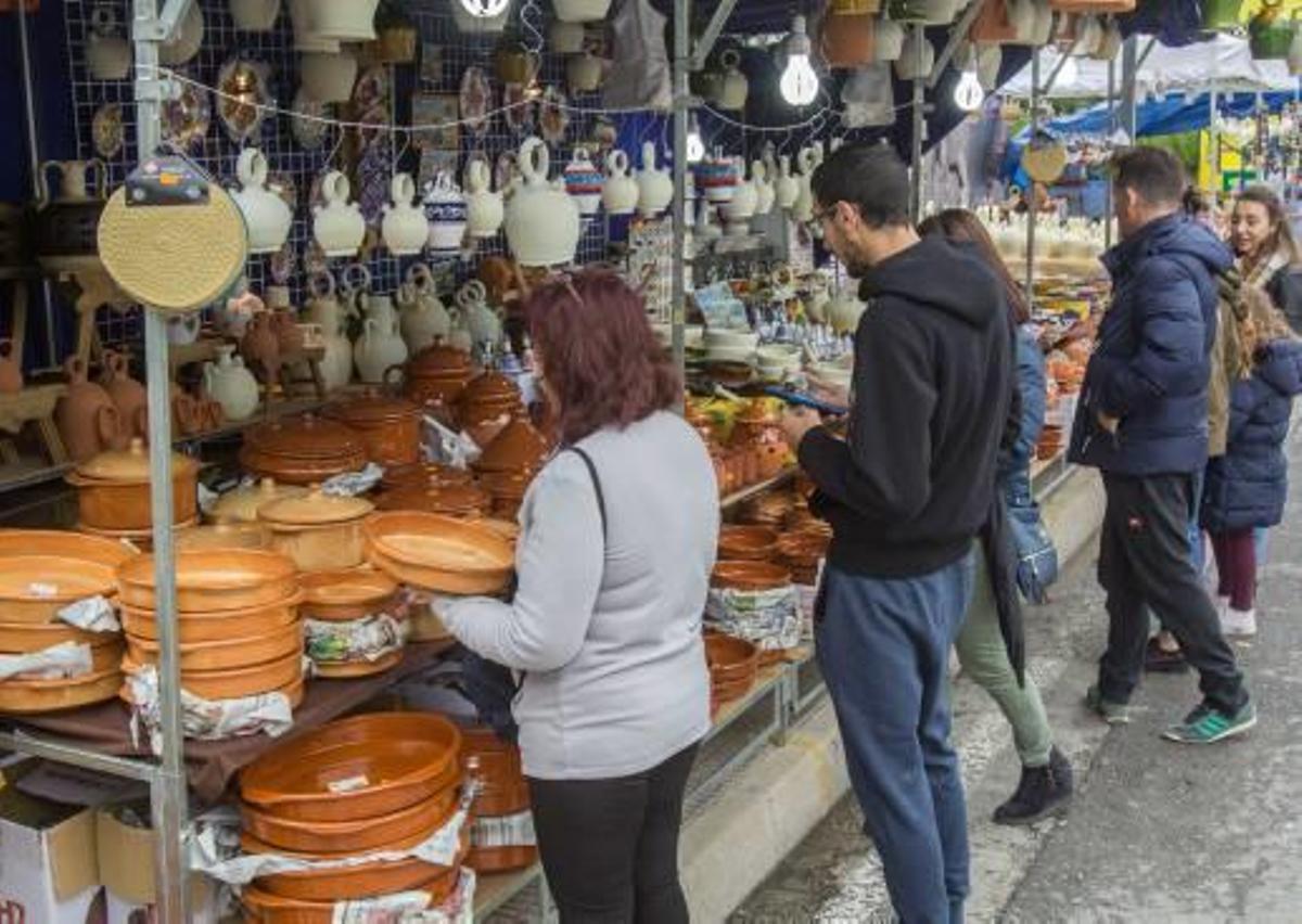 Un puesto de venta de productos de alfarería, típicos en el mercadillo de Santa Faz.
