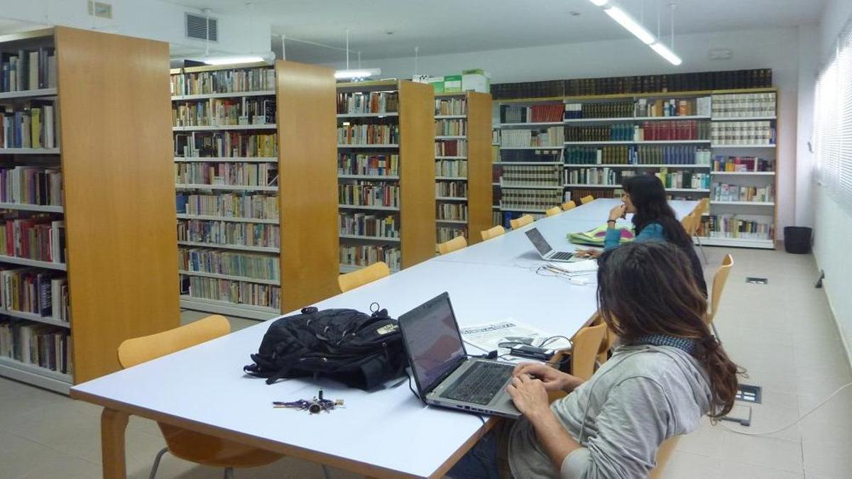 La Biblioteca Marià Villangómez acoge el club de lectura
