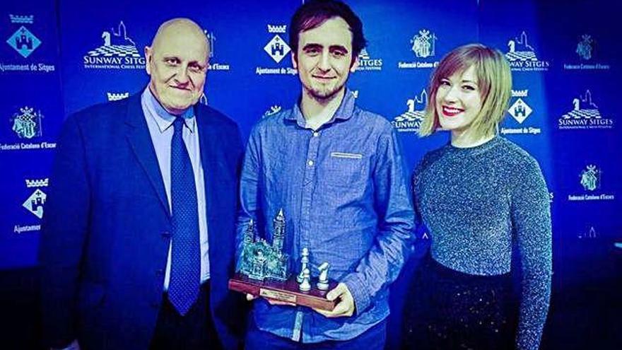 Àlvar Alonso, amb el premi del «Sunway Chess Classic»