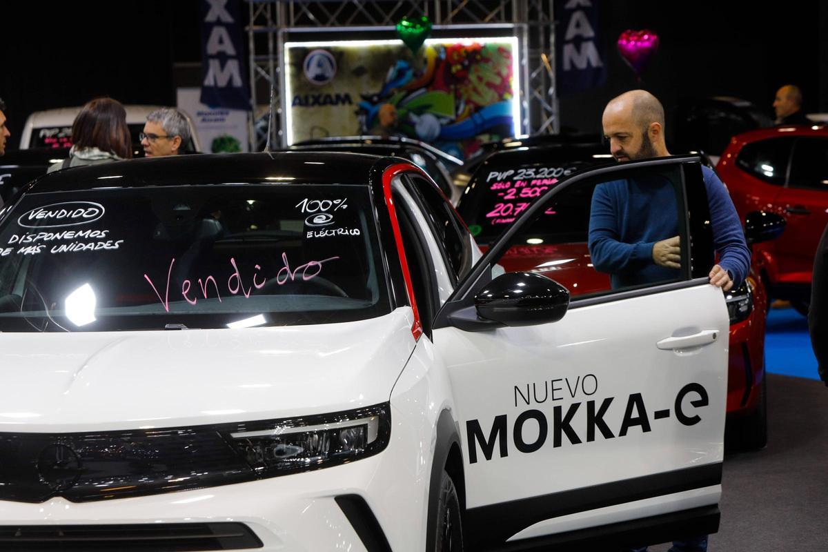 Un modelo del Opel Mokka electrico vendido en la feria.