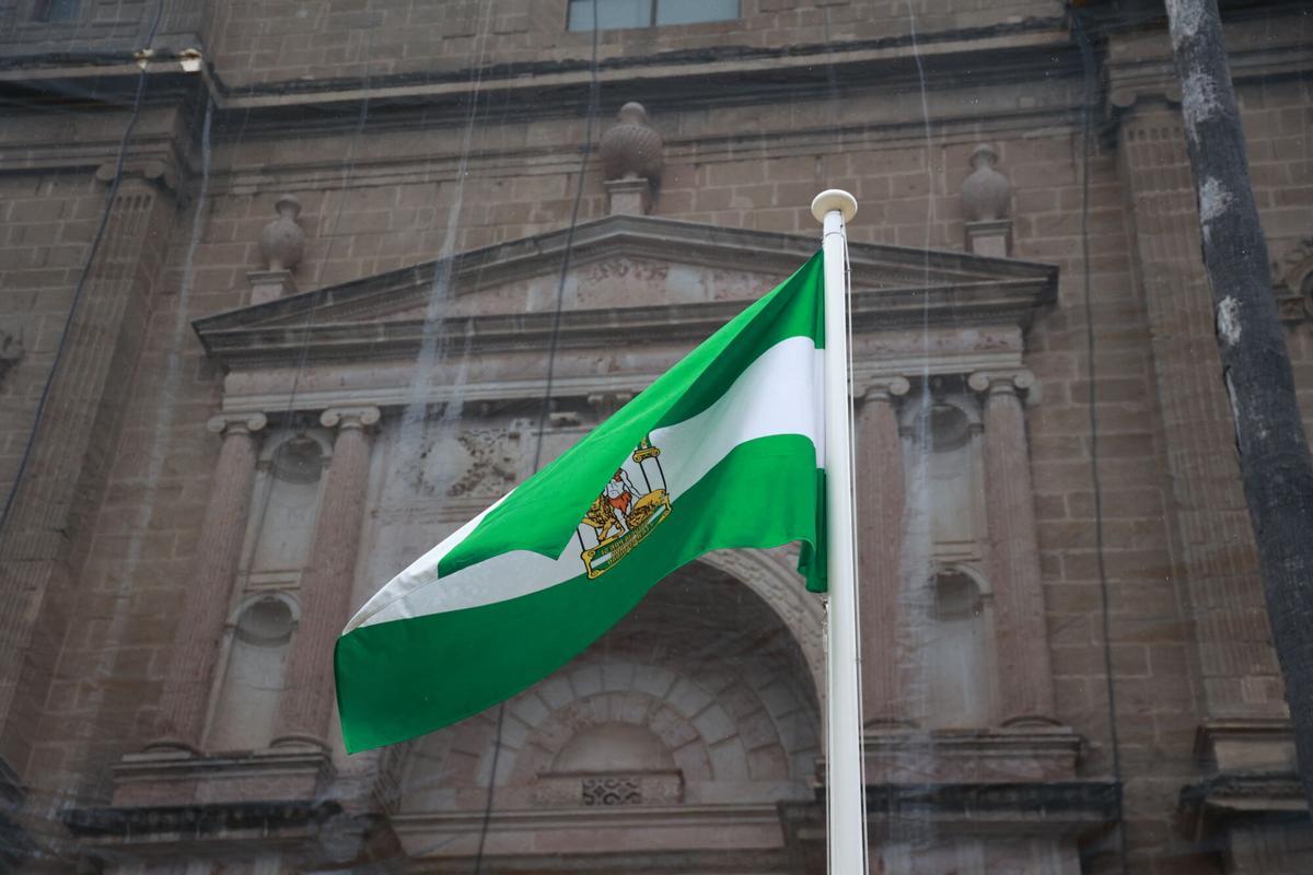 Bandera de Andalucía, la Arbonaida, izada en el Patio del Recibimiento del Parlamento andaluz