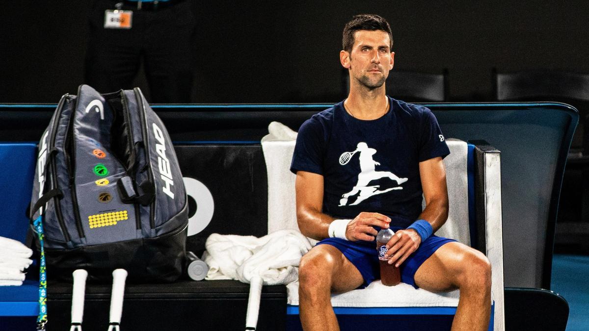 Djokovic, en su último entrenamiento en las pistas del Abierto de Australia antes de ser deportado.