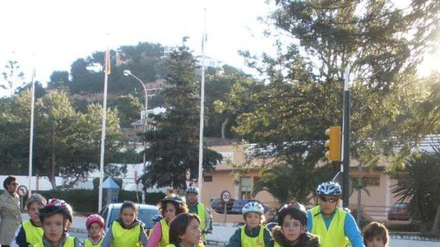 Jorge Guillén. Un grupo de alumnos acude en bici al cole.