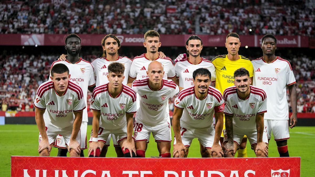 Los jugadores del Sevilla FC posan antes del partido contra el Rayo Vallecano en el Ramón Sánchez-Pizjuán de la jornada 1 de LaLiga EA Sports 2026/27