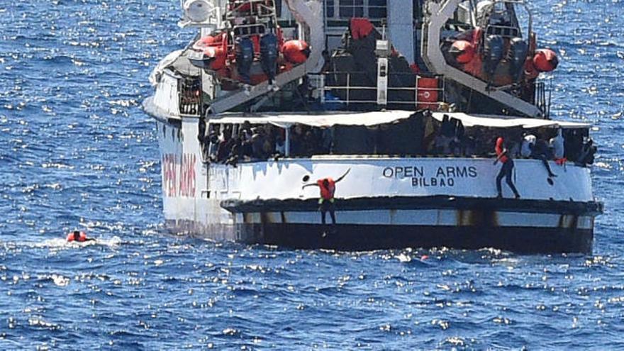 Los migrantes del Open Arms siguen lanzándose al mar