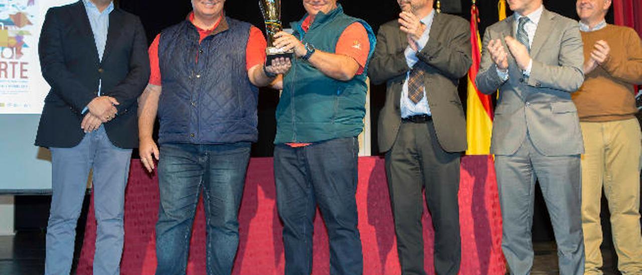 El presidente de la Mancomunidad, Pedro Rodríguez, a la izquierda, junto a los hermanos Barroso Ramírez, ayer.