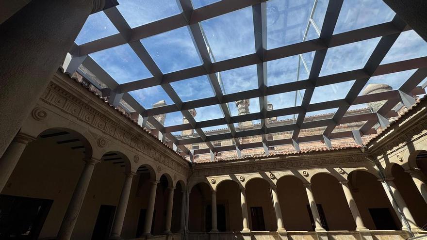 El Palacio de San Carlos culmina el acristalamiento de su claustro en Trujillo