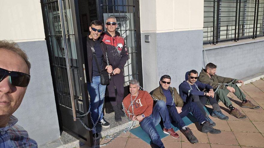 Siete bomberos se encadenan ante el Consorcio para que reconozcan las jornadas extra