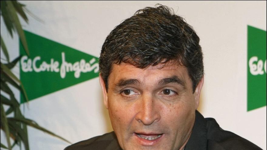 El técnico Juande Ramos, en su primera visita a España tras su fichaje por el Tottenham, atiende a los medios de comunicación durante la presentación hoy en Madrid del juego Manager 2008.