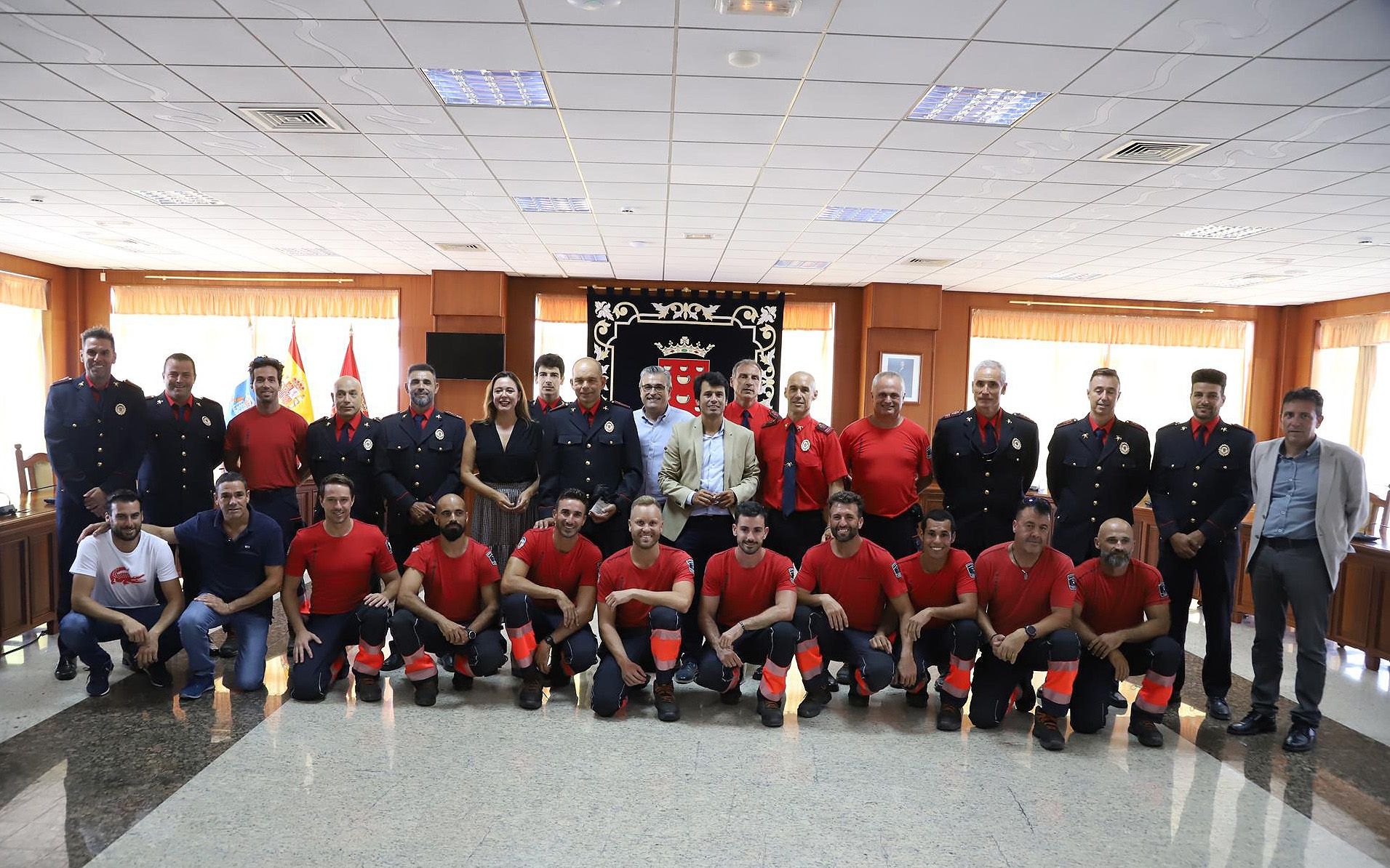 El Cabildo de Lanzarote homenajea al bombero Luis Álvarez tras 31 años de servicio