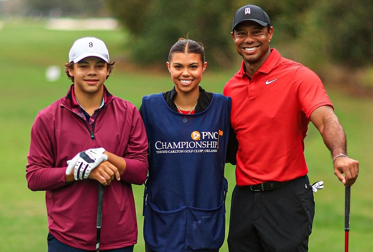 Woods, con sus hijos Sam y Charlie, este domingo en Orlando