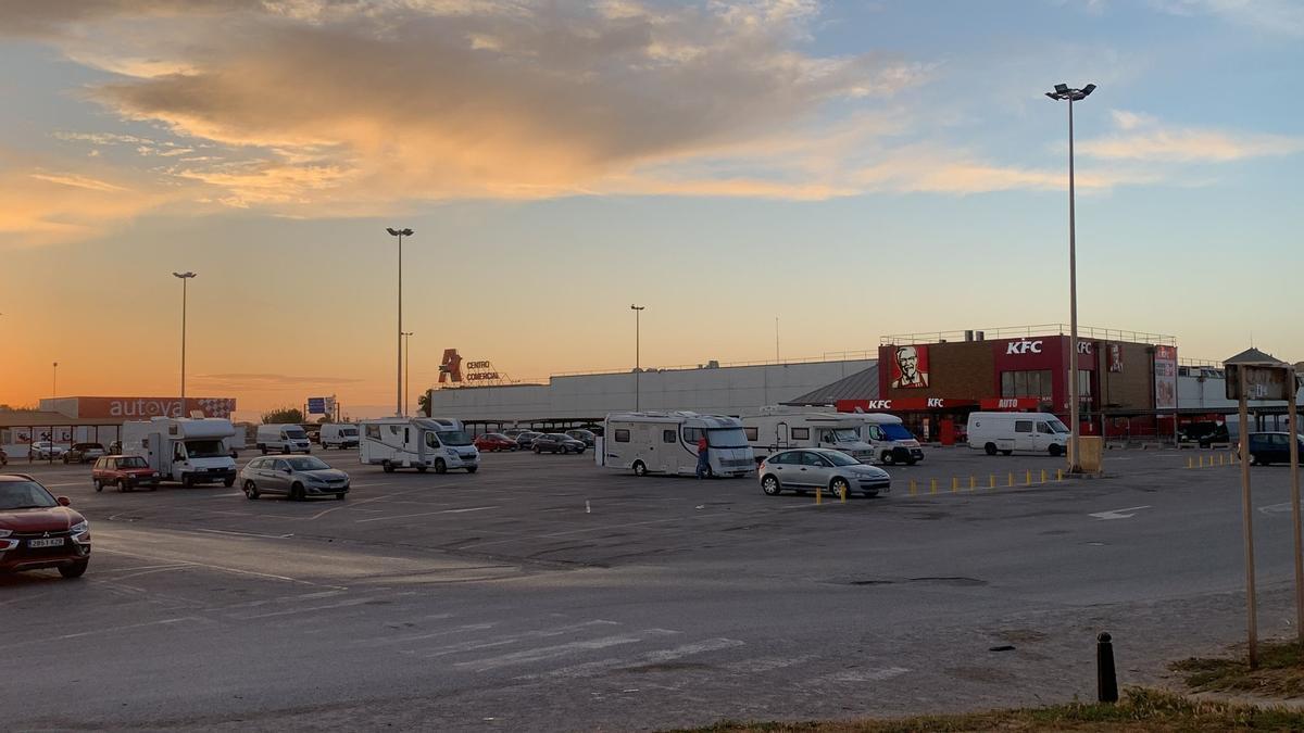 Caravanas estacionadas en el parking de un centro comercial en PortSaplaya.