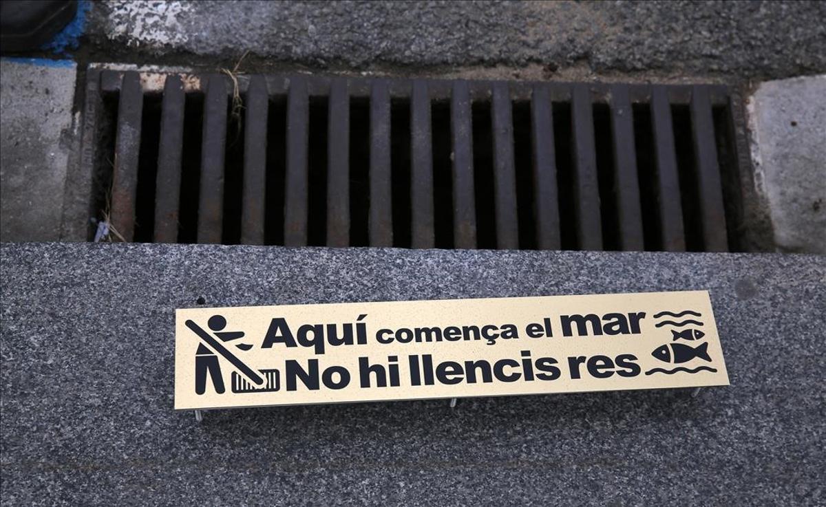 Una de las 100 placas que invitan a no utilizar los imbornales como papeleras, nada original, pues es copia de una campaña llevada a cabo en otras ciudades.