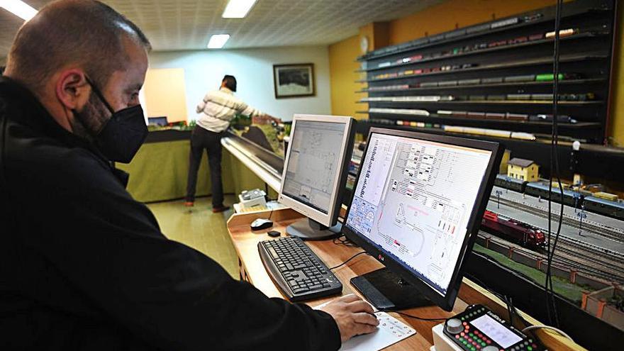 Carlos Pérez controla el sistema de la maqueta.   | // CARLOS PARDELLAS 