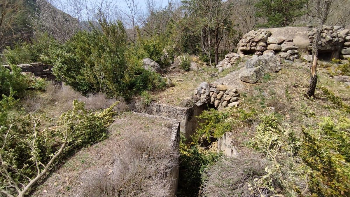 Una de les trinxeres de l'entorn del Parc dels Búnquers de Martinet