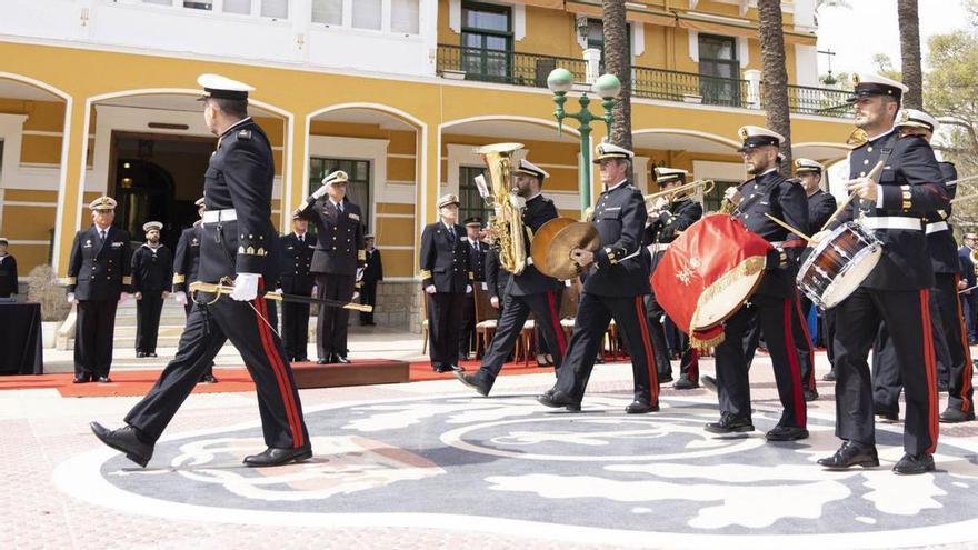 La toma de posesión de Alejandro Cuerda se celebró en la Plaza de Armas del Arsenal. | IVÁN J. URQUÍZAR
