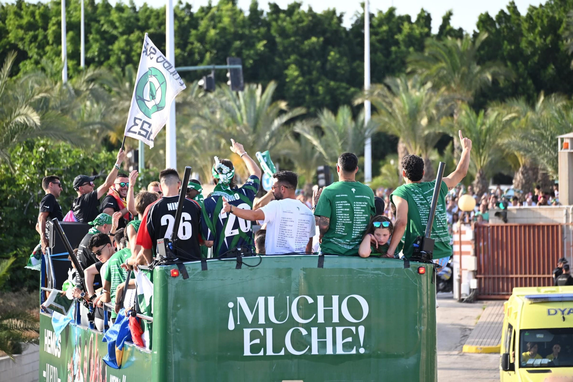 El Elche CF celebra el ascenso a Primera con una rúa en autobús hasta la Plaça de Baix