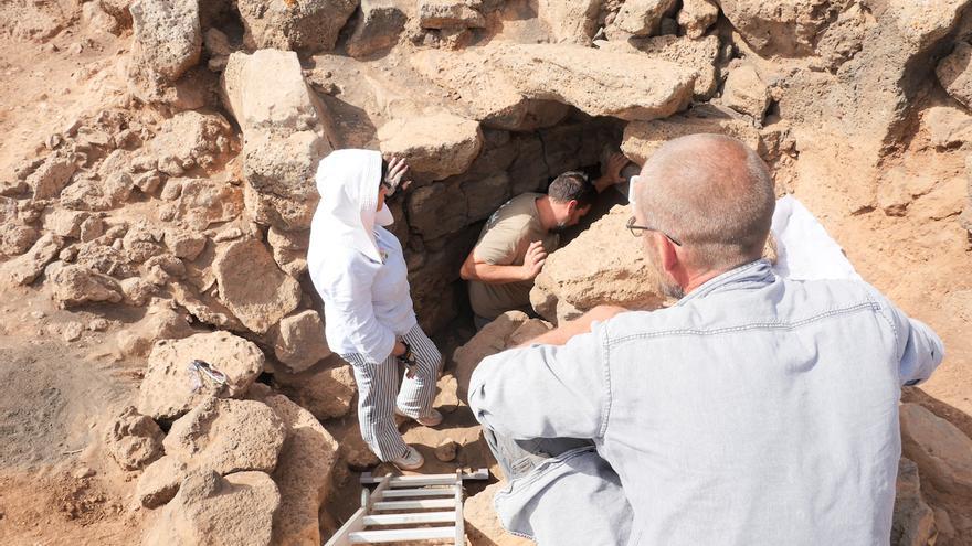 Patrimonio excava un tubo volcánico en una casa aborigen en el sur de Lanzarote