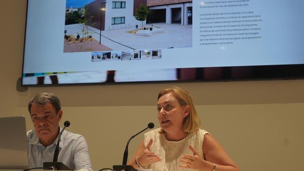 La regidora Natàlia Enguix, junto con el diseñador de la web, Nassio Estruch.