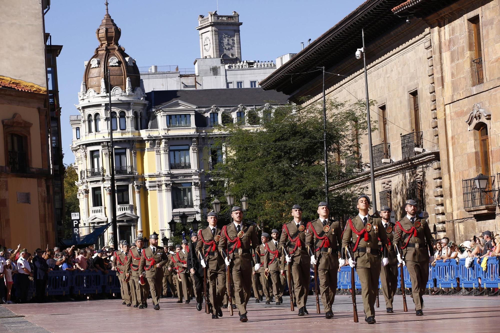 Así fue la jura de bandera civil de Oviedo y el posterior desfile