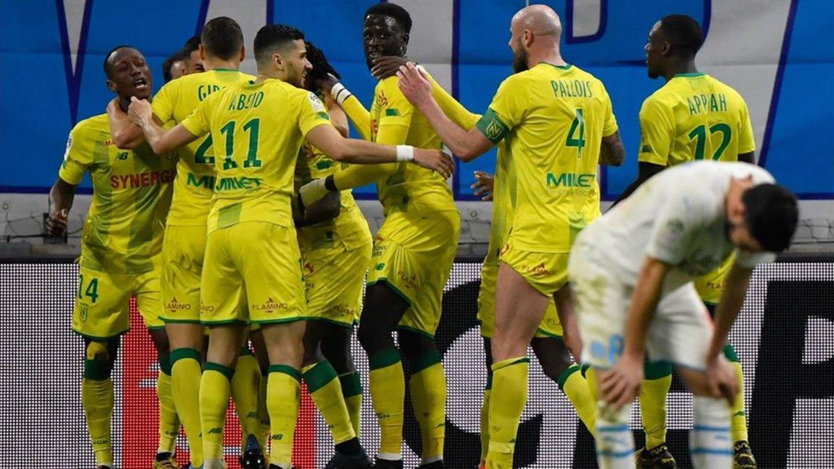 Los jugadores del Nantes celebran un gol ante un Marsella desesperado