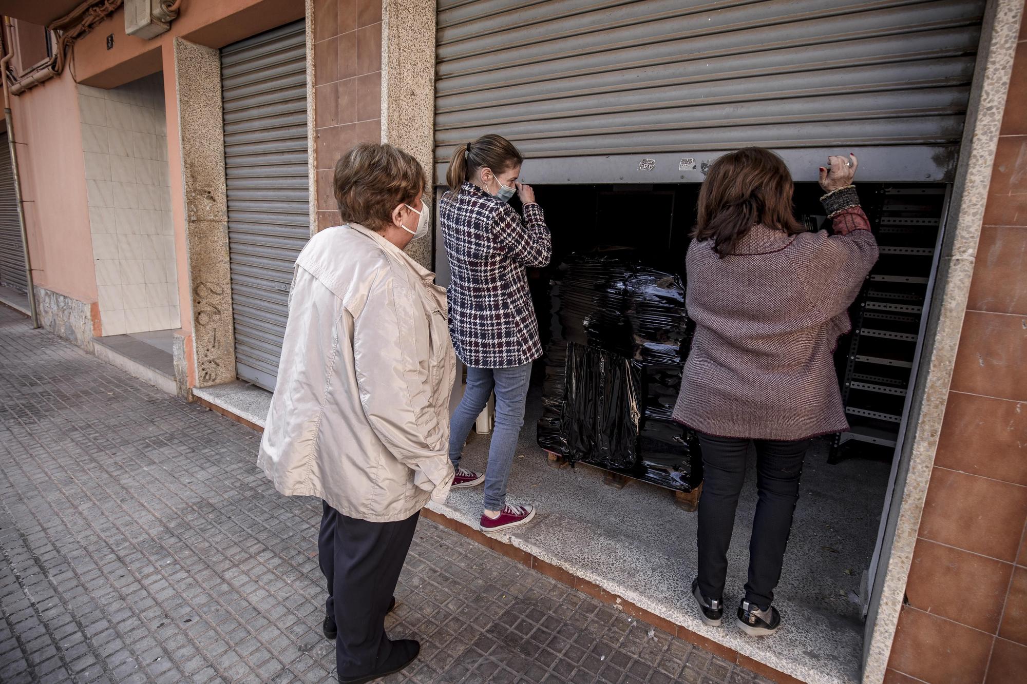 Joana Maria Pujol, viuda de Pep Buades Costa, muestra los recuerdos de temática deportiva de su marido