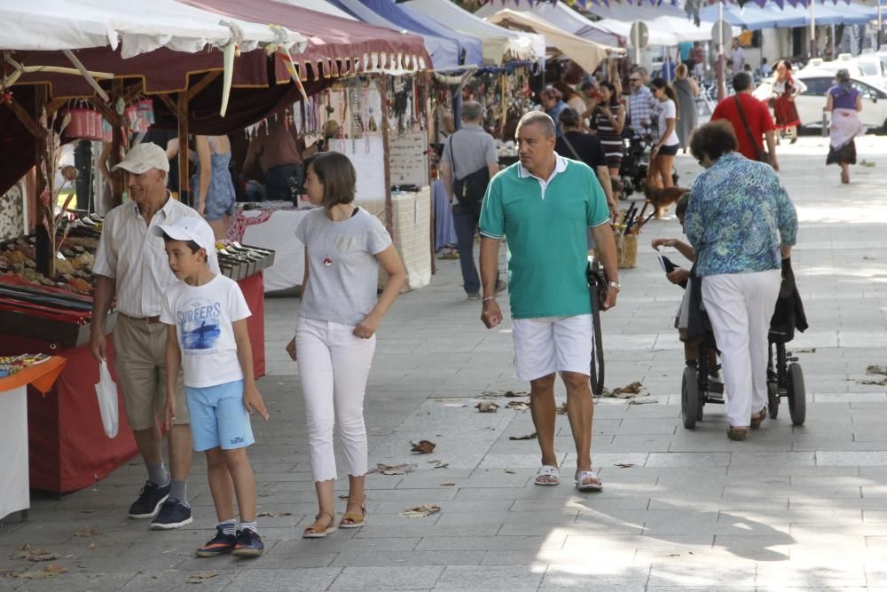 La apertura del mercado pirata marca el inicio de la Festa Corsaria en Marín