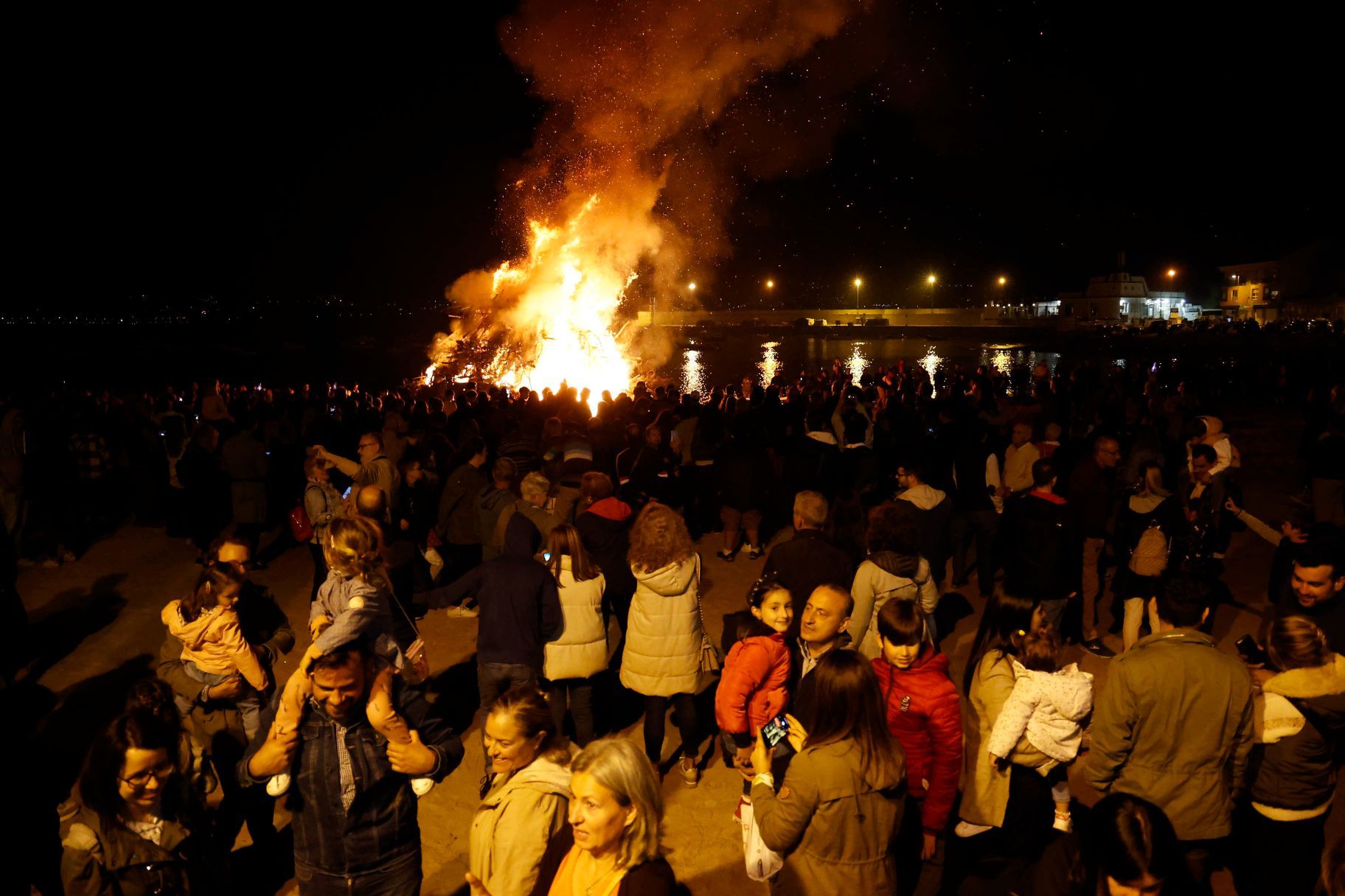 Panxón volvió a iluminarse en plena noche de San Xoán